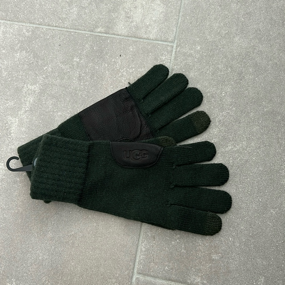 Ugg NEW Leather Patch Knit Gloves
